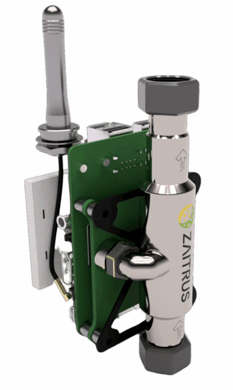 3D-Modell des ZAITRUS Sensors mit integrierter Elektronikplatine, Durchflussmesszelle aus Metall und seitlich montierter Antenne; dargestellt als kompaktes, vertikal ausgerichtetes Sensormodul zur Echtzeit-Mikroplastikdetektion im Durchfluss.